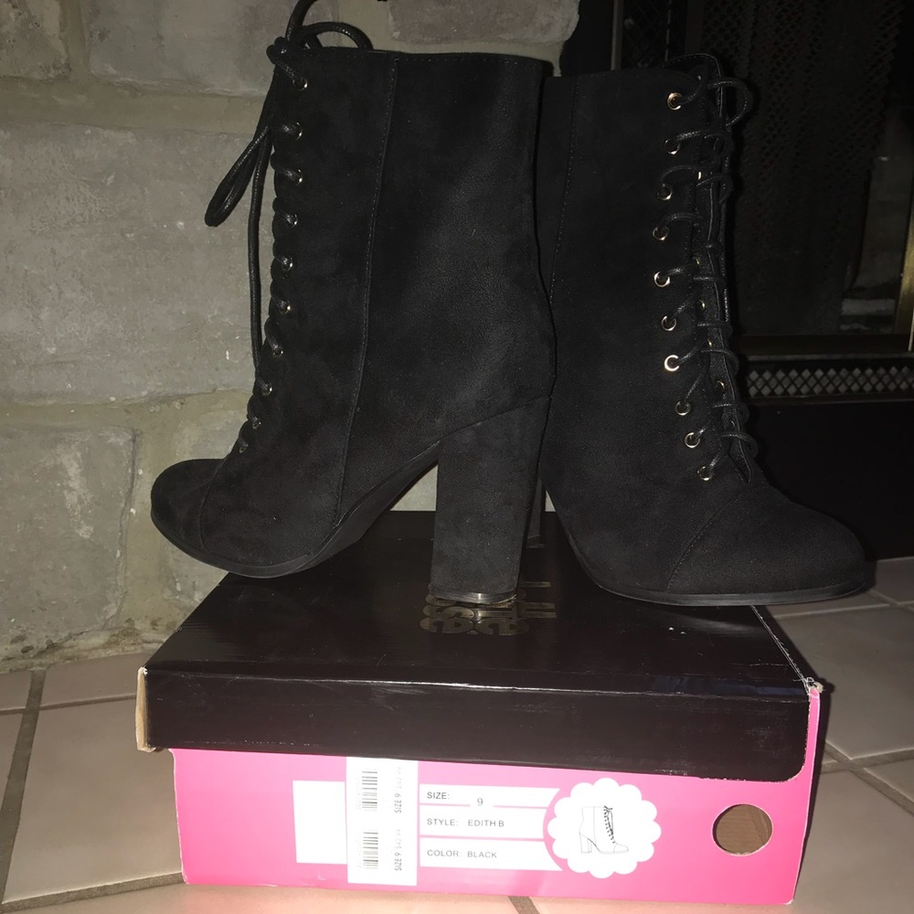 Black lace up boot with thick heel!